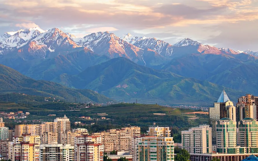Almaty met de bergen op de achtergrond